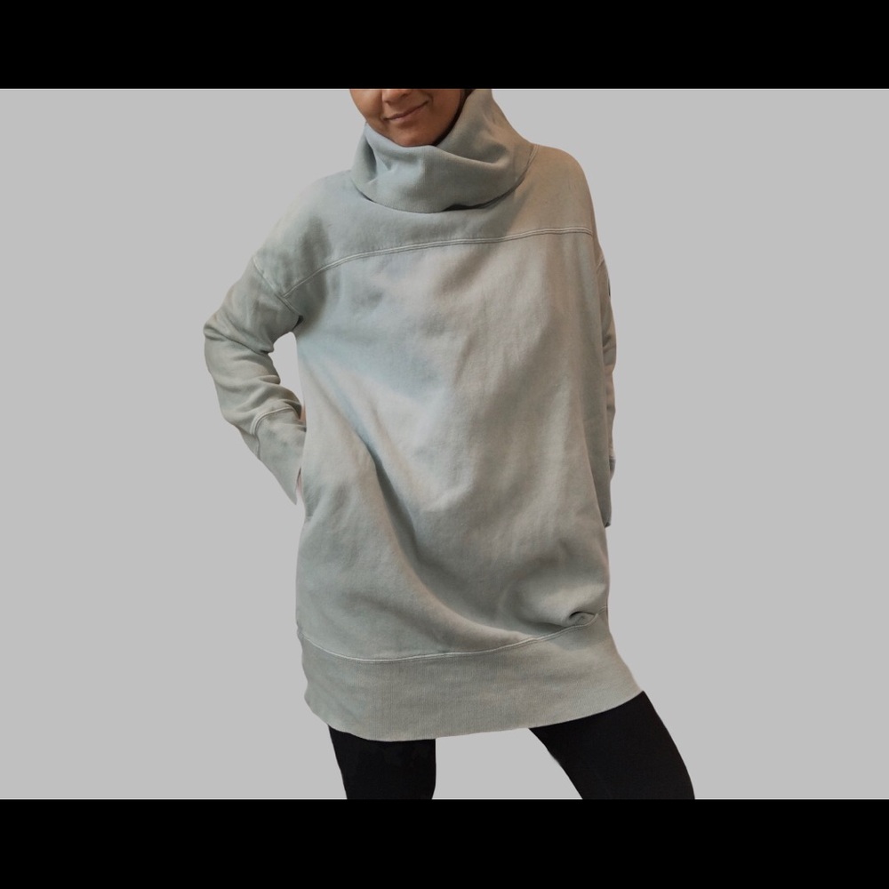 URBAN OUTFITTERS LONG SWEATSHIRT